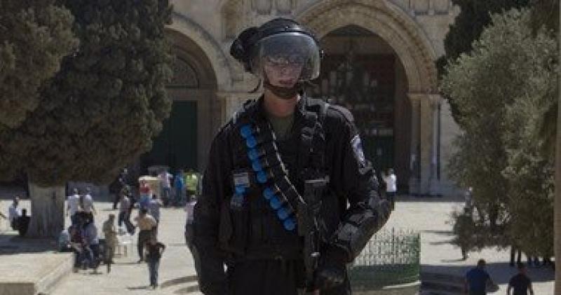بحراسة مشددة من شرطة الاحتلال الإسرائيلي.. عشرات المستوطنين يقتحمون الأقصى