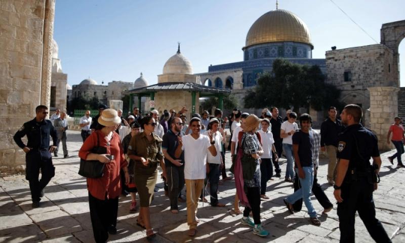 عاجل.. بحماية مشددة من قوات الاحتلال الإسرائيلى.. عشرات المستوطنين يقتحمون المسجد الأقصى