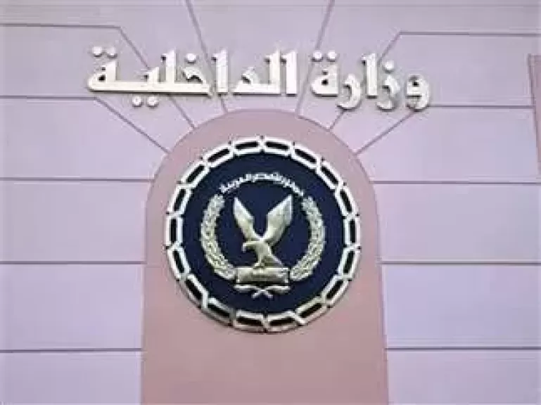 الداخلية تكشف حقيقة قيام سائق سيارة ”ميكروباص” بالتعدى على سيدة مسنة بالسب وعلى نجلها بالضرب وتحطيم هاتفه