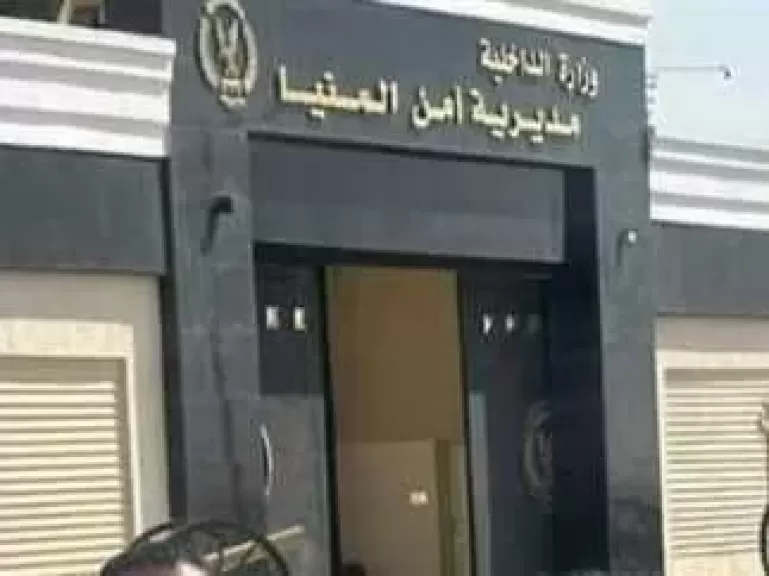 الداخلية تكشف ملابسات تداول مقطع فيديو يظهر خلاله تعدى أحد الأشخاص بالضرب على سيدة مُسنة بالمنيا