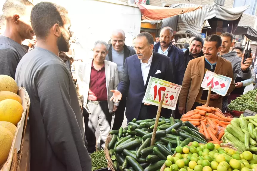 محافظ أسيوط يتفقد سوق الخضار والفاكهة بمنطقة الأربعين بحي غرب مدينة أسيوط