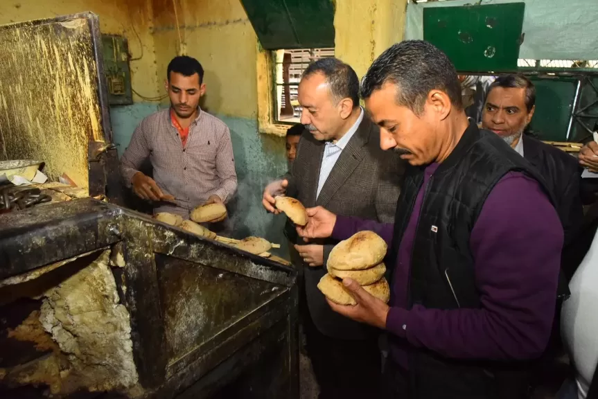 محافظ أسيوط يفاجئ مخبز بلدي للاطمئنان على جودة الخبز ويشدد على الإلتزام بالوزن والمواصفات المقررة